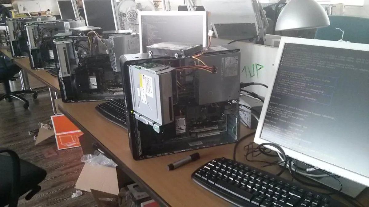 Rechner des Internetcafes bei der Installation