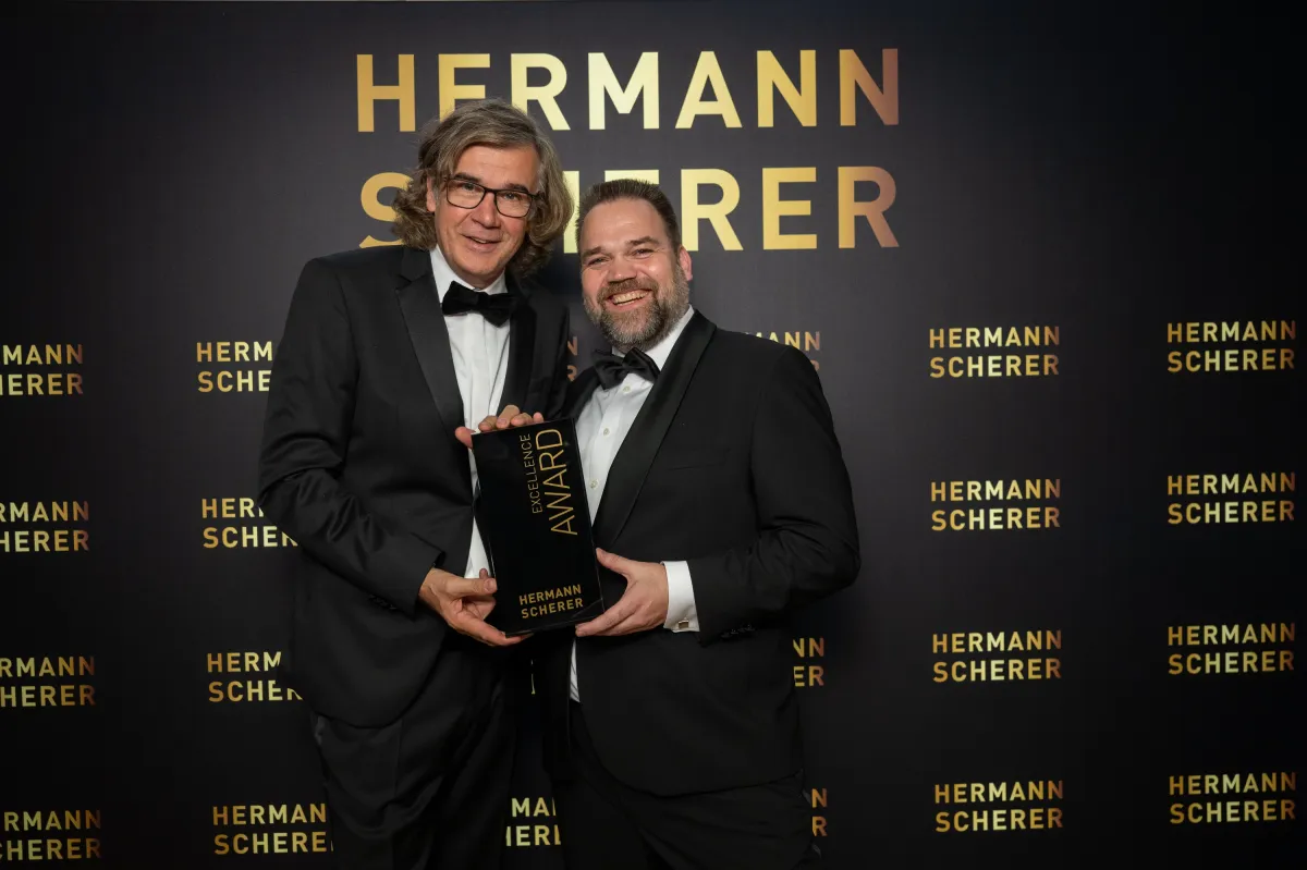 Hermann Scherer übergibt Sören Doll den Award (© Justin Bockey)