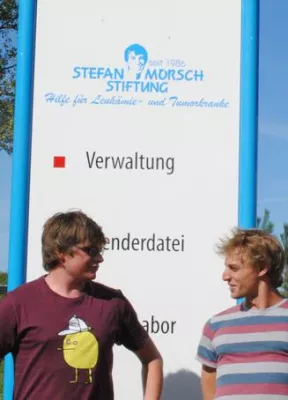 Bild: Zwei Footballfans, zwei Freunde, zwei Lebensretter