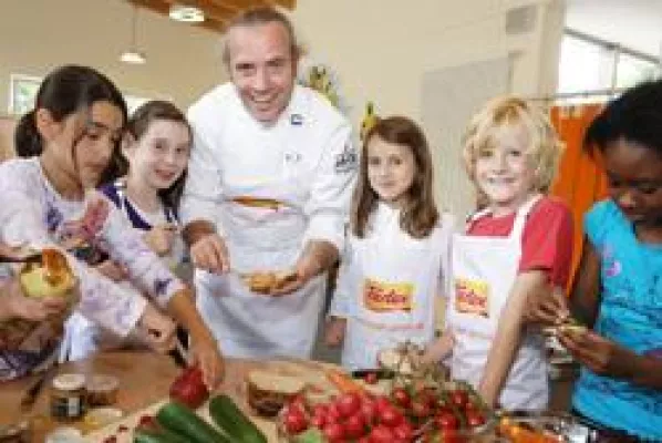 Bild: Starkoch backt Brote mit Kindern - Heiko Antoniewicz engagiert sich mit Tartex für vegetarische Ernährung