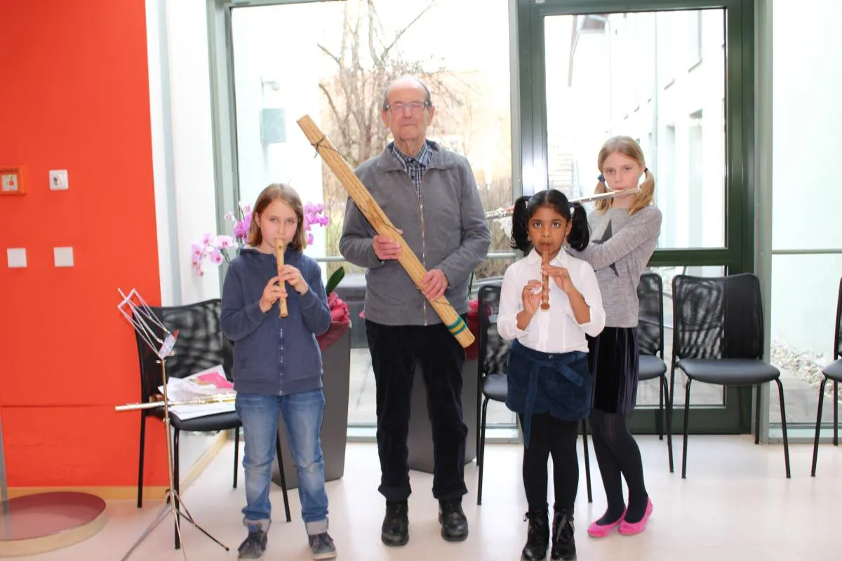 Die jungen Flötisten stimmten mit ihren Musikstücken die Bewohner auf den Frühling ein.