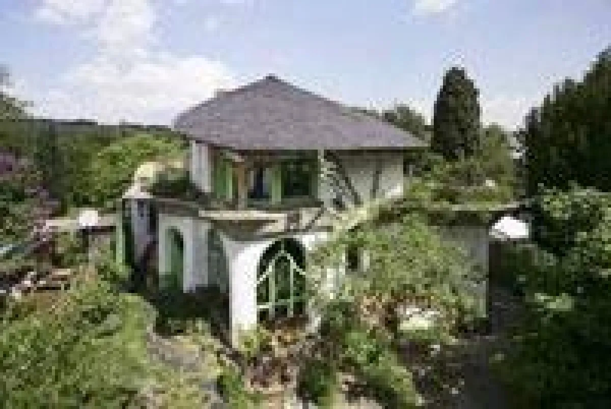 Das Junggesellenhaus in Bad Neuenahr prägt ein rundes Schieferdach mit Wilder Deckung von Rathscheck.