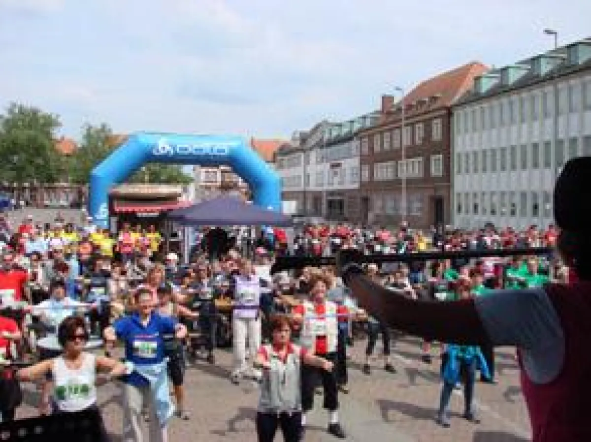 Längst ist Nordic Walking viel mehr als nur ein Trend - aus dem anfangs belächelten Gehen mit dem Stock ist mittlerweile eine gängige Massenbewegung geworden