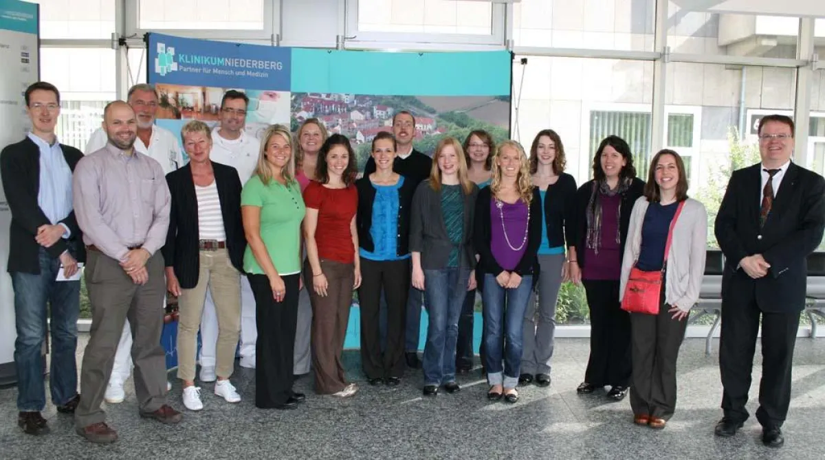 Geschäftsführerin Dr. Astrid Gesang (links), Chefarzt der Klinik für Orthopädie und Unfallchirurgie Dr. Peter Klever (dritter von links) und Leitender Orthopäde Martin Händler (fünfter von links) empf