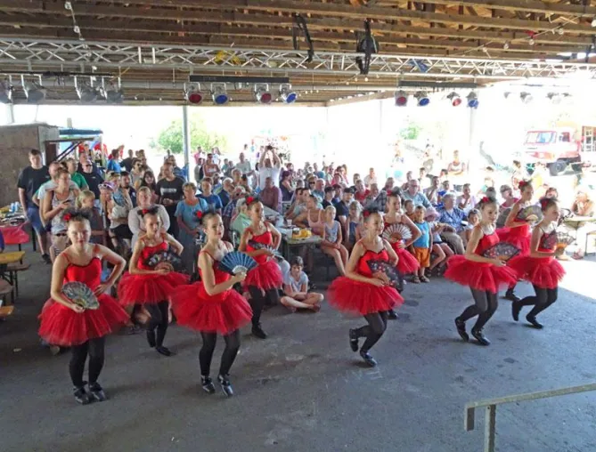 Bild: Riesige Party im kleinen Renneritz