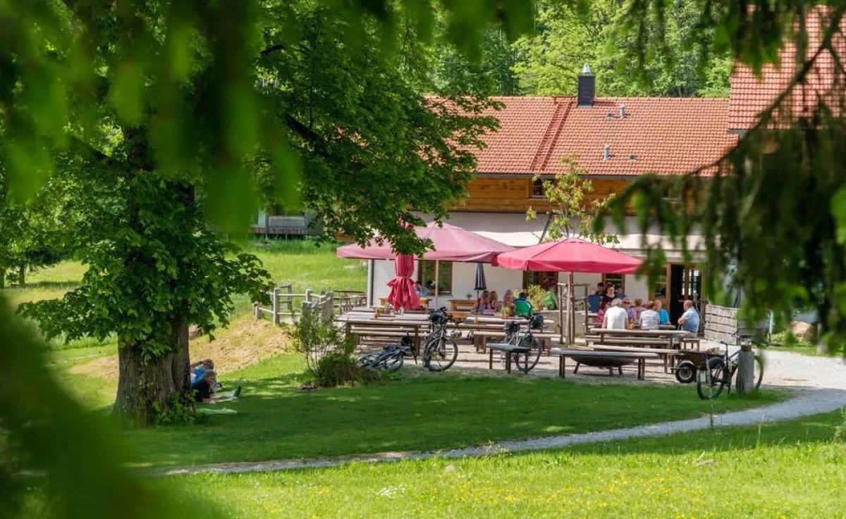 Rund um den Biergarten der GutsAlm Harlachberg finden Gäste lauschige Plätzchen zum Verweilen.