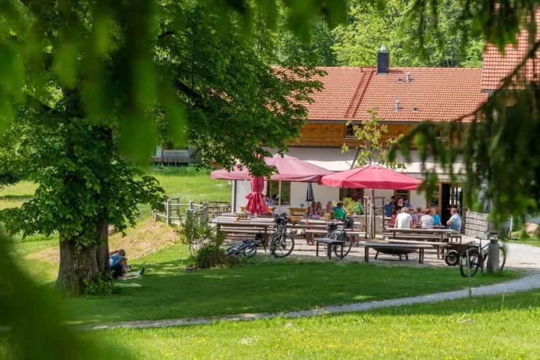 Frühlingsgefühle mit Genuss und Natur erleben im gekürten Biergarten der GutsAlm Harlachberg Bild: Frühlingsgefühle mit Genuss und Natur erleben im gekürten Biergarten der GutsAlm Harlachberg