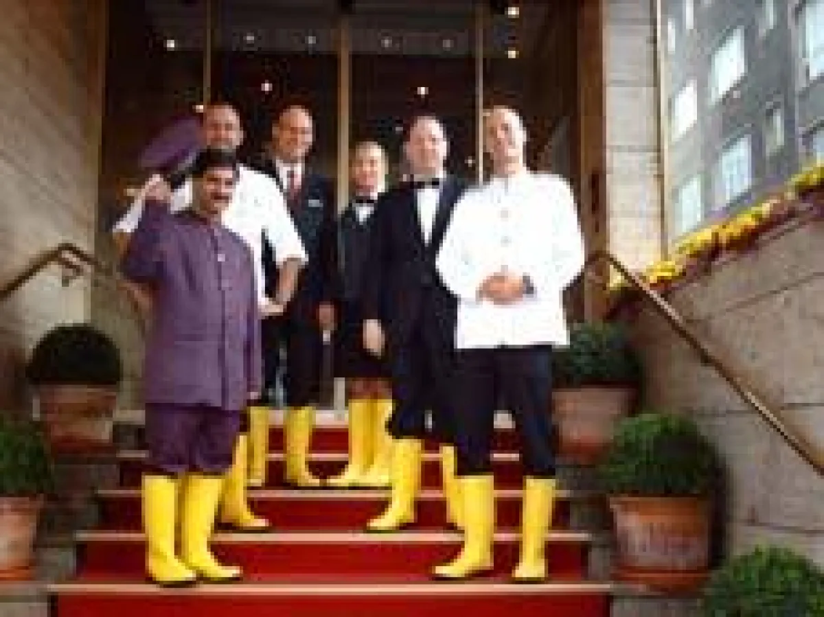 Gruppenbild Eingang Hotel Hessischer Hof v.l.n.r.: Ur Rehmann, Doorman; Marco Wenninger, Küchenchef;Eduard M. Singer, Generaldirektor Hotel Hessischer Hof;Adrienne Breitmann, Auszubildende;Sigmar Aulb