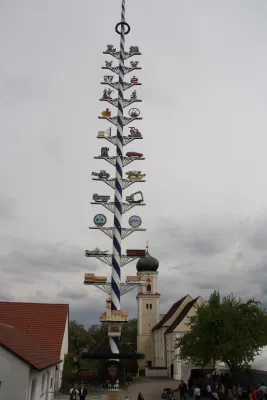 Bild: 01. Mai 2019 Maibaumverein Haunswies stellt Maibaum auf. Drei Tage Festprogramm