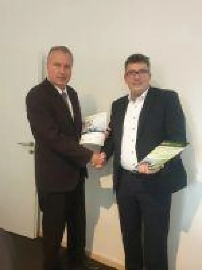 v.l.n.r.: Dipl.-Ing. Heinz Leymann (IfKom), Michael Krekels (DFK)