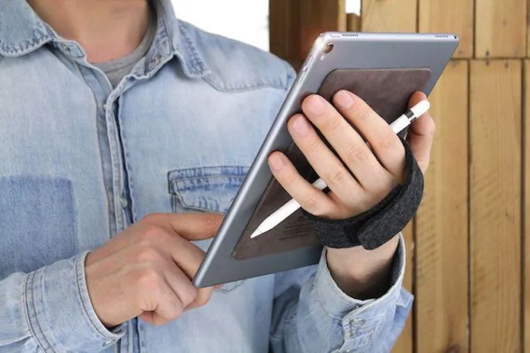 Bild: Mit TabStrap liegt das iPad sicher in der Hand