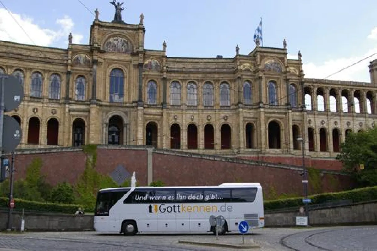 Der Gottkennen-Tourbus vor dem Maximilianeum