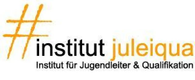 Bild: Ehrenamtler packen Spielepakete für Ferienfreizeiten