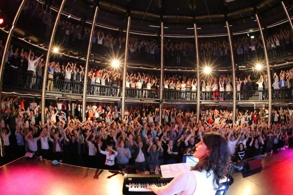 Frau Höpker bittet zum Gesang! Das Mitsingkonzert. Bild: Frau Höpker bittet zum Gesang! Das Mitsingkonzert.