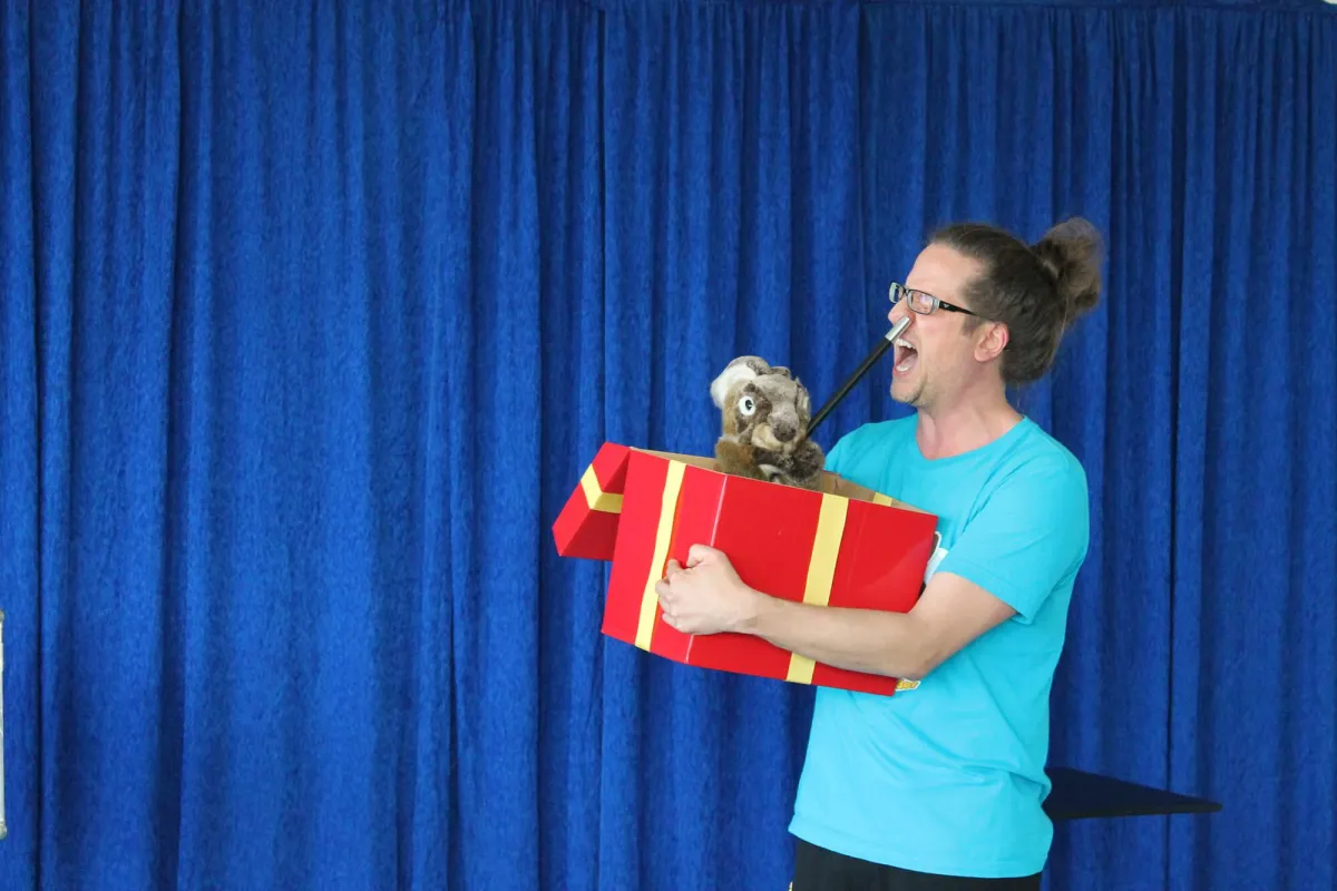 Tim Salabim hat sich auf Zauberei für Kinder und Familien spezialisiert-