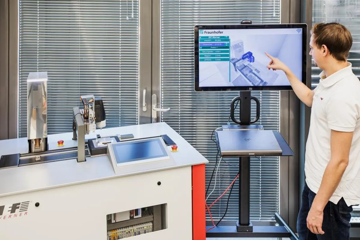 Die vom Fraunhofer IPA entwickelte Anwendung »InsideOut« visualisiert Daten aus der Maschinensteuerung. So fällt es Nutzern leicht, die komplexen Informationen zu verstehen. (Quelle: Fraunhofer IPA,