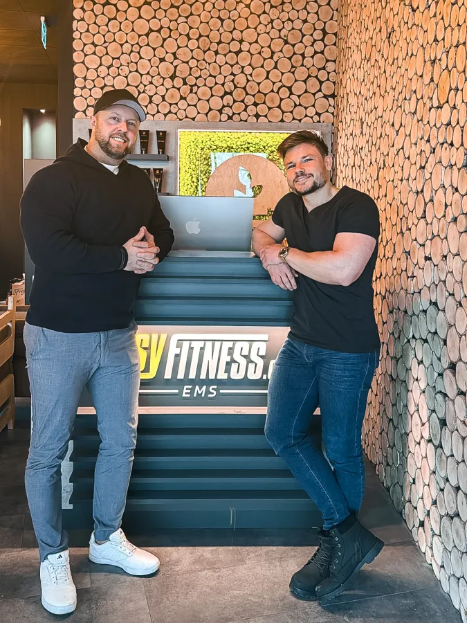 (v.lil.n.re.) Sascha Barowsky und Tim H. Müller in ihrer neuesten Filiale in Hannover Kirchrode (© Skyller Sports Kirchrode GmbH)