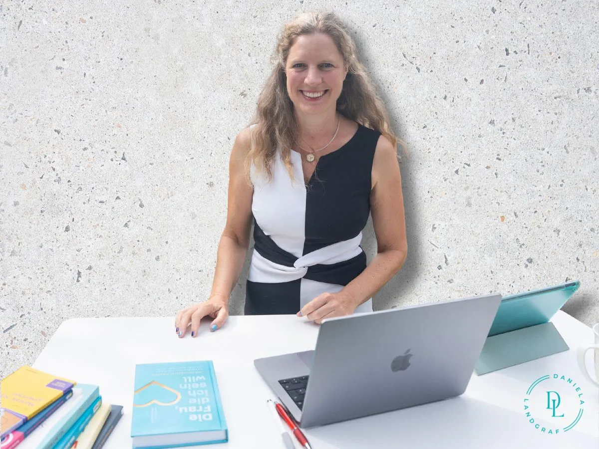 Daniela Landgraf - Buchmentorin, Ghostwriterin und Literaturagentin (© Friedrun Reinhold, veränderter Hintergrund)