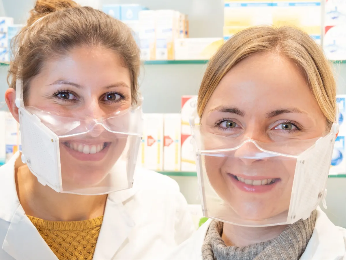 Die transparente Maske miama bietet Schutz für Kontaktpersonen und ermöglicht das Erkennen der Mimik