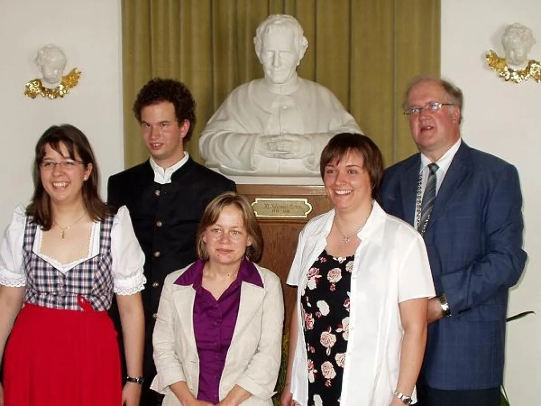 Diplomfeier am 8. August 2009 an der PTH Benediktbeuern. V.l.n.r.: Martina Fuchs, Caspar van Laak, Melanie Spranger, Barbara Waldmann, Rektor Prof. P. Dr. Lothar Bily SDB