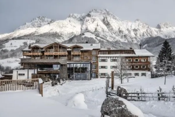 Bild: Top-Lage für Skifahrer -	 Das PURADIES begeistert mit kurzen Wegen vom Bett auf die Bretter und an die Bar