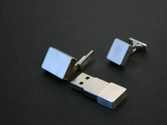 Bild: USB-Sticks als modisches Extra, Manschettenknöpfe aus Echtsilber fungieren als Datenträger