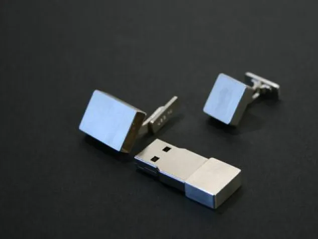 Bild: USB-Sticks als modisches Extra, Manschettenknöpfe aus Echtsilber fungieren als Datenträger