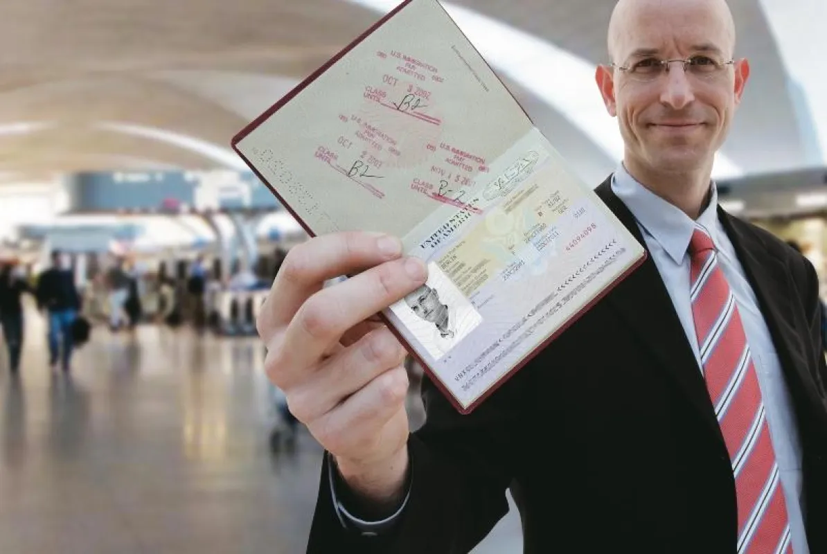 Dieser Geschäftsmann hat ein US-Visum. Für USA-Reisende ohne Visum gilt ab dem 12. Januar 2009: spätestens 72 Stunden vor Beginn einer Einreise in die USA muss die Registrierung vorliegen.