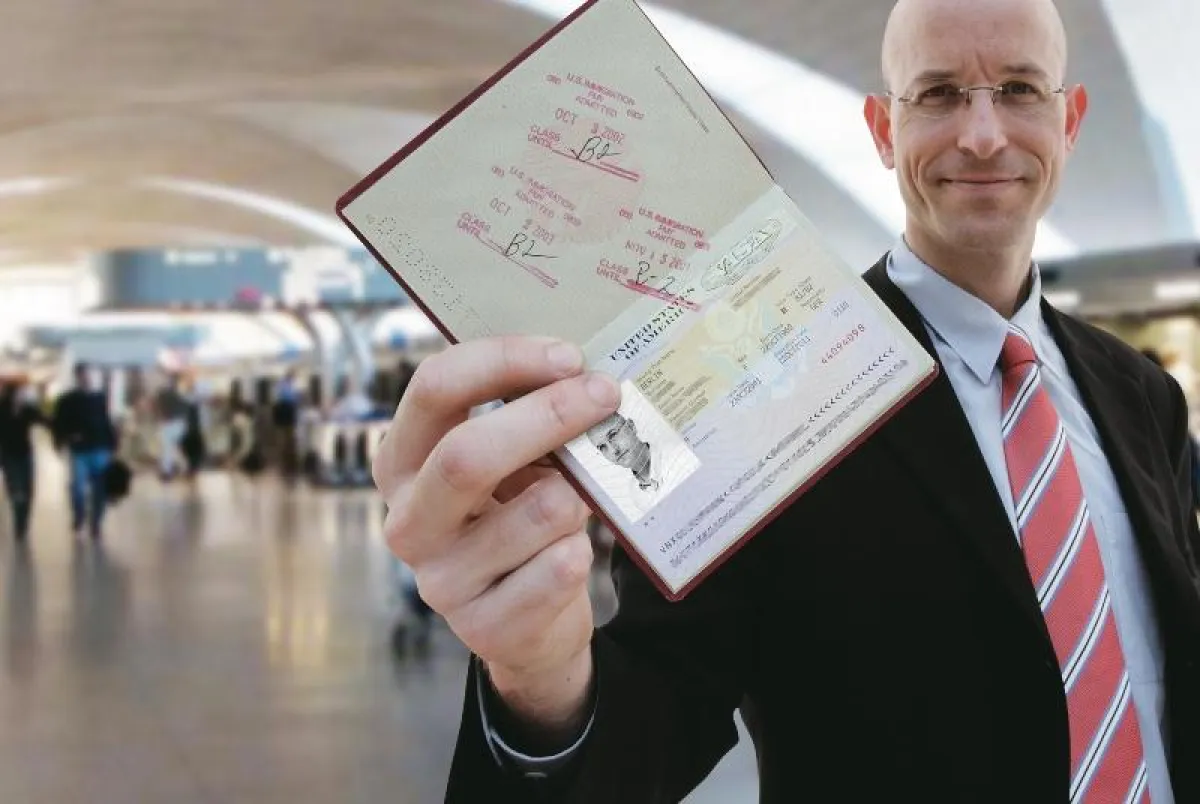 Dieser Geschäftsmann hat ein US-Visum. Für USA-Reisende ohne Visum gilt ab dem 12. Januar 2009: spätestens 72 Stunden vor Beginn einer Einreise in die USA muss die Registrierung vorliegen.