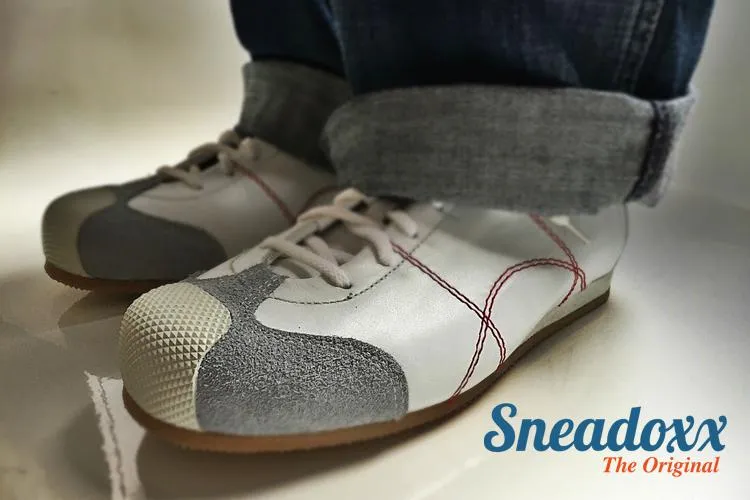 Gerade erst neu geboren und doch schon mit knapp 170jähriger Tradition: Die Sneadoxx Sneaker Bild: Gerade erst neu geboren und doch schon mit knapp 170jähriger Tradition: Die Sneadoxx Sneaker