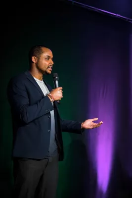 Bild: Sean Alexander startet Bildungsrevolution und holt Weltrekord.