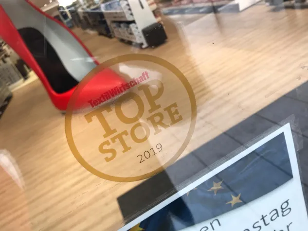 Schuhplus erhält Auszeichnung "Top-Store 2019" von TextilWirtschaft Bild: Schuhplus erhält Auszeichnung "Top-Store 2019" von TextilWirtschaft