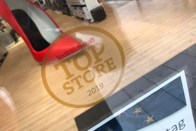 Bild: Schuhplus erhält Auszeichnung "Top-Store 2019" von TextilWirtschaft