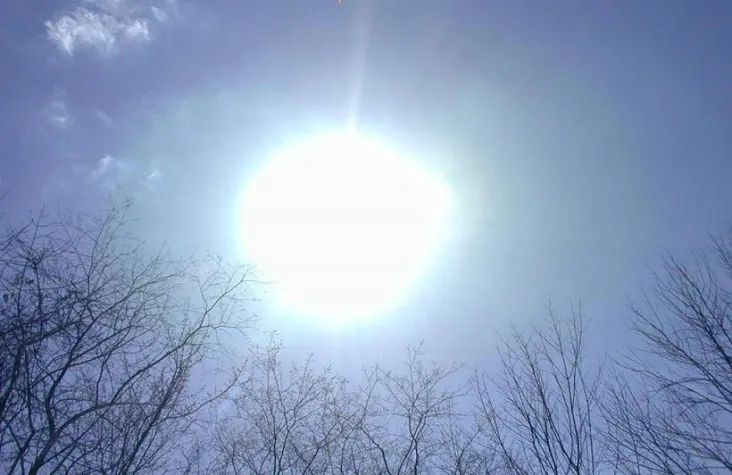 Bild: Spezielle neue Sonnenschutzfolie für Kunststoffverglasungen bietet hohen Wärmeschutz.