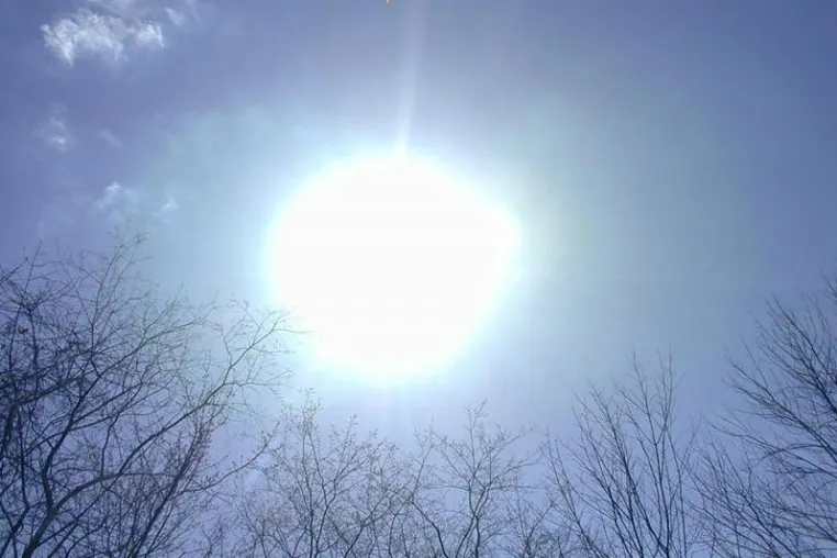 Bild: Spezielle neue Sonnenschutzfolie für Kunststoffverglasungen bietet hohen Wärmeschutz.
