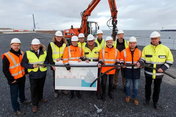 Bild: Offshore-Zentrum Cuxhaven bekommt Hafen-Steckdose