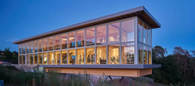 Bild: Imposante Architektur aus Holz, Glas und Stahl