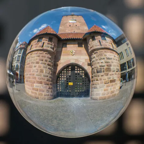 Bild: Die Welt steht Kopf beim 6-stündigen Fotospaziergang „Mit der Glaskugel unterwegs“ in Nürnberg