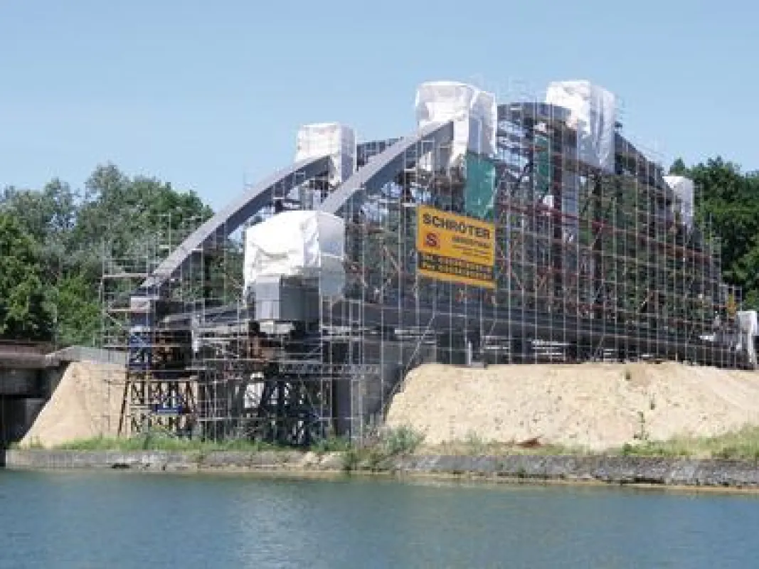 Zur Verbreiterung des Oder-Havel-Kanals wurde eine neue Brücke notwendig. Gerüstbau Schröter errichtete dazu unter anderem 6.000 qm MJ-UNI-Gerüst zur Durchführung der Schweiß- und Korrosionsschutzarbe
