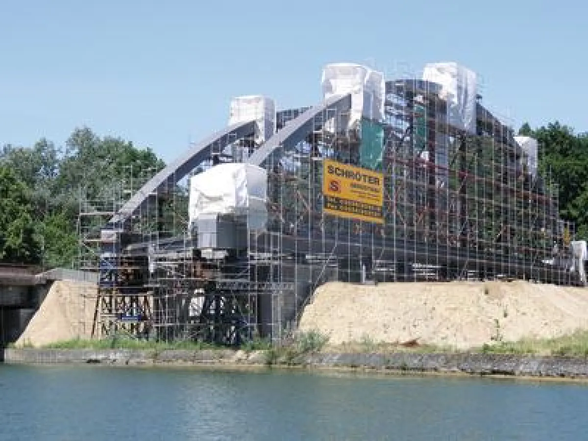 Zur Verbreiterung des Oder-Havel-Kanals wurde eine neue Brücke notwendig. Gerüstbau Schröter errichtete dazu unter anderem 6.000 qm MJ-UNI-Gerüst zur Durchführung der Schweiß- und Korrosionsschutzarbe