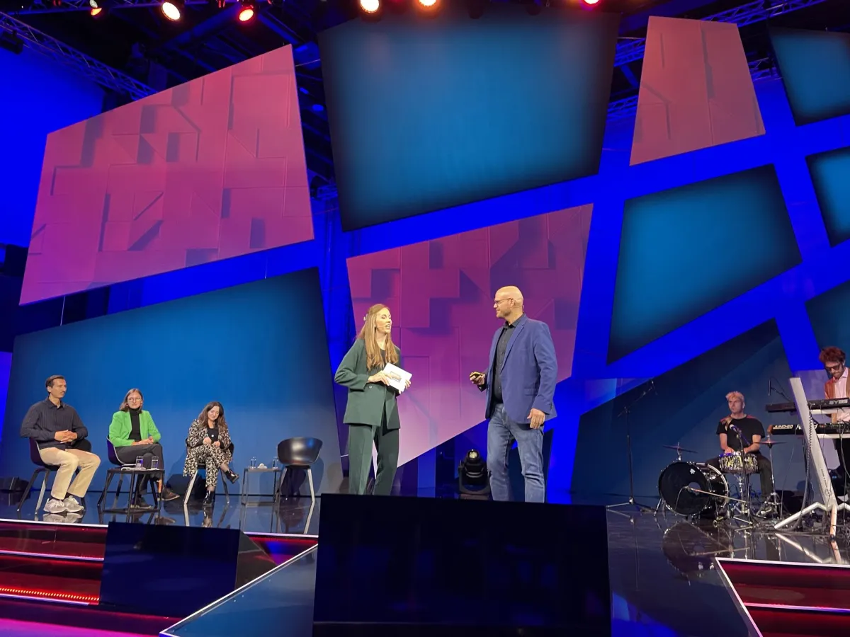 Matthias Mand, Head of Sales PLAN4, nimmt den „Smart-City“-Award entgegen. (© PLAN4)