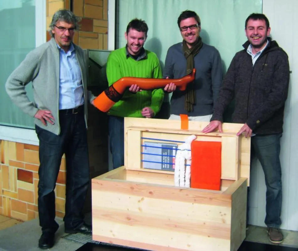 Reißen sich für das ZDF ein Bein aus: Eberhard Kappler von spek Design sowie Uli Jassniger, Stephan Kämmerle und Tom Maier vom d-werk (von links). (Copyright: d-werk, Abdruck honorarfrei zur Berichte
