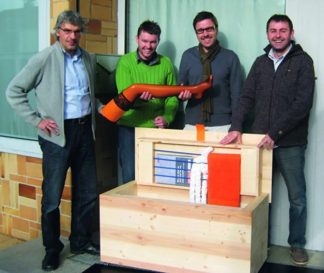 Reißen sich für das ZDF ein Bein aus: Eberhard Kappler von spek Design sowie Uli Jassniger, Stephan Kämmerle und Tom Maier vom d-werk (von links).  (Copyright: d-werk, Abdruck honorarfrei zur Berichte