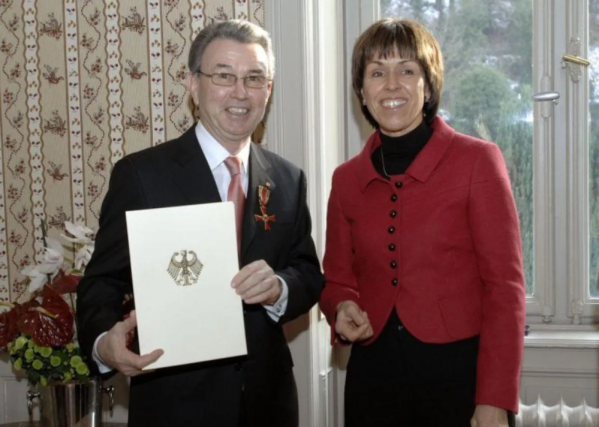 Dr. Monika Stolz überreicht das Bundesverdienstkreuz an Dr. Erwin Radek