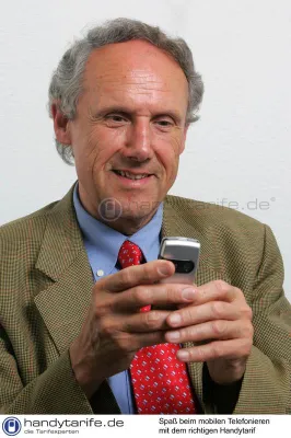 Bild: Nur jeder zweite ältere Mensch kümmert sich selbst um ein Handy