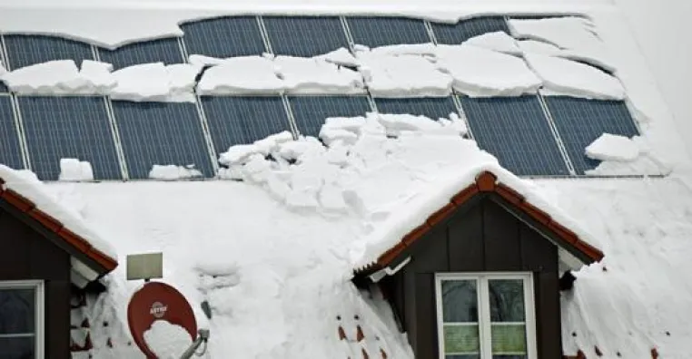 Bild: Abschied vom Winter – nicht vom Dach: Bayerisches Dachdeckerhandwerk rät jetzt zu einem DachCheck