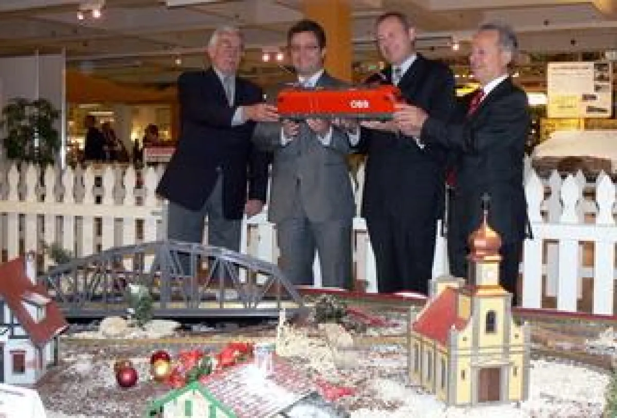 Die Signale auf Grün stellten Fritz Schau, Vorsitzender der Sendener Modellbahnfreunde, Edgar Inhofer, Bürgermeister Kurt Baiker und August Inhofer (v.l.) für die große Modellbahnausstellung im Einric