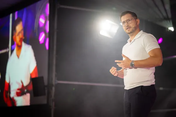 Bild: 240 Sekunden zum Erfolg: Michael A. Birner gewinnt Speaker Slam in Wiesbaden