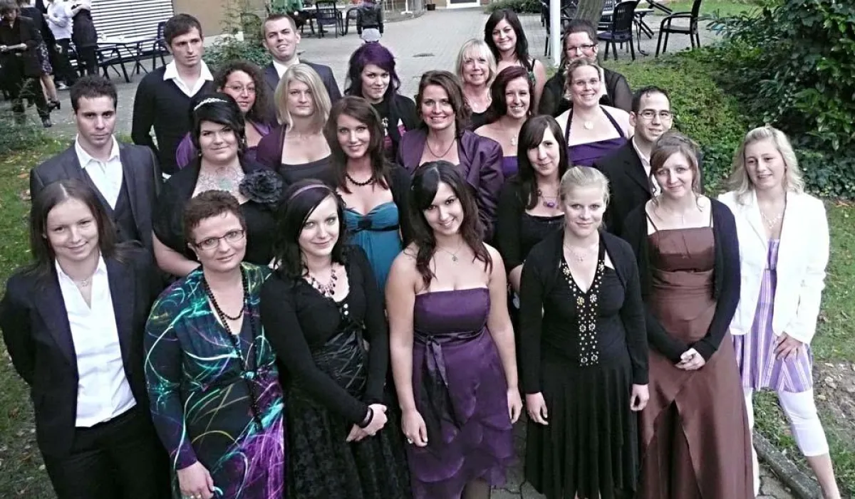 Die frisch gebackenen staatlich examinierten Altenpflegerinnen und Altenpfleger des St. Joseph Fachseminars