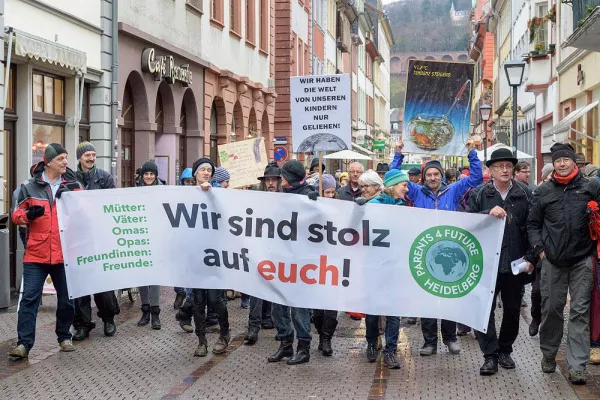 Bild: Klimaschutz goes Bundestag - Parents For Future reichen Petition beim Bundestag ein